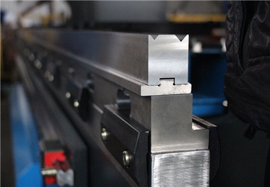 重慶某廚具制造廠購買折彎機模具